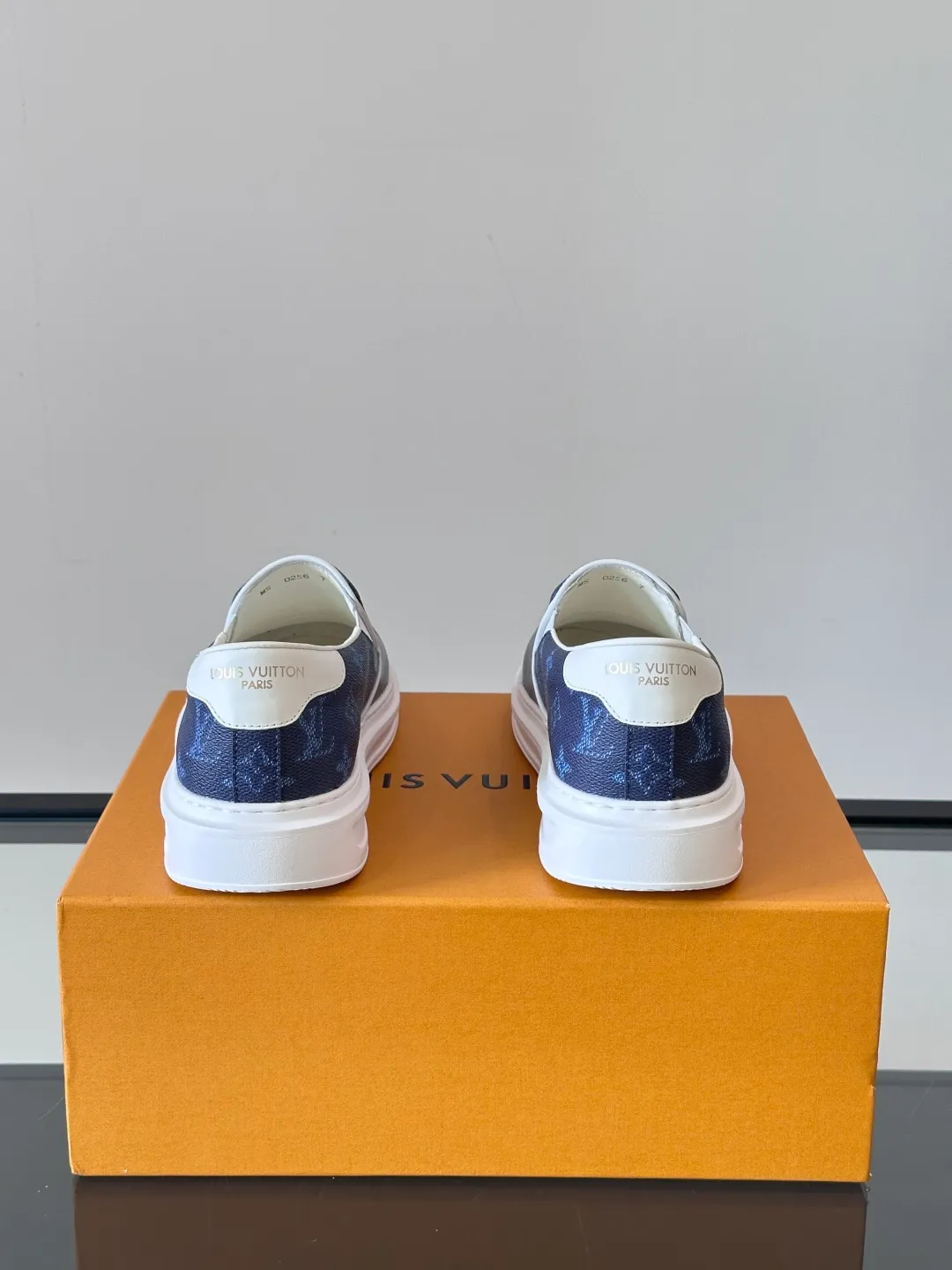 Men's shoes 💰p360 "LOUIS VUITTO＊" Classic presbyopic slip-on loafers are made of classic Damier Gra men's shoes 💰phite canvas, with LV logo embellishment on the shoe body, leather straps decorated with LV metal logo buckles, smooth calf leather trim, and Monogram flower rubber outsole, full of youthful vitality and elegance. Blake craftsmanship and hand-stitched uppers cleverly establish recognition, and the standard sheepskin lining provides a comfortable and soft foot feel! Size: 38-44